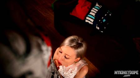 Оттраханная блондинка жадно высасывает из члена всю сперму