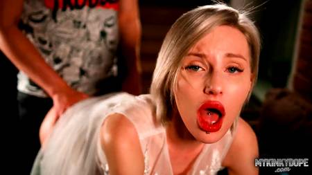 Оттраханная блондинка жадно высасывает из члена всю сперму