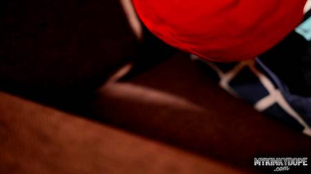 Оттраханная блондинка жадно высасывает из члена всю сперму