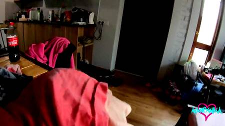 Грудастая девка отдалась за еду соседскому пацану с большим членом