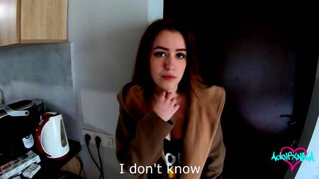 Грудастая девка отдалась за еду соседскому пацану с большим членом