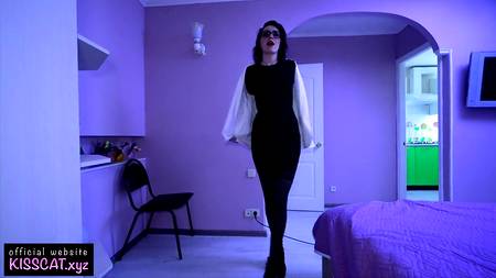 Горячая риелторша отдалась на работе ненасытному русскому клиенту