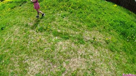 Русский пацан дрючит на даче молодую блондинку с классной попкой