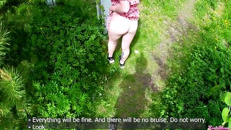 Русский пацан дрючит на даче молодую блондинку с классной попкой