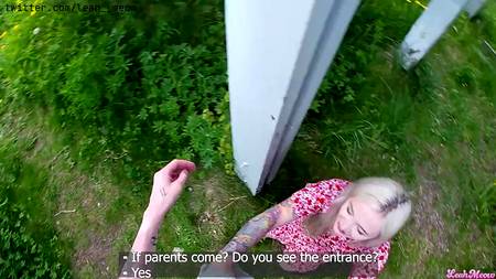 Русский пацан дрючит на даче молодую блондинку с классной попкой