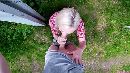 Русский пацан дрючит на даче молодую блондинку с классной попкой