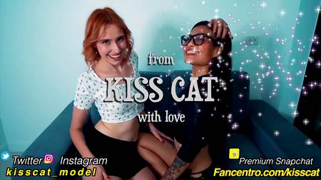 Грудастые сучки доставляют оральное удовольствие балдеющему парню