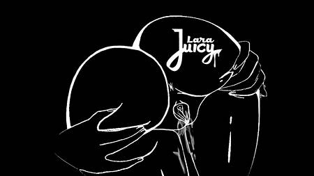 Стройная блондиночка мастурбирует на кухне влажную киску