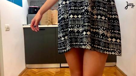 Стройная блондиночка мастурбирует на кухне влажную киску