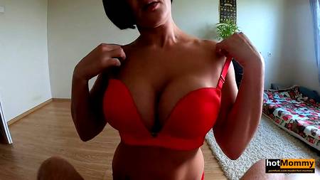 Мамаша с огромными дойками объездила болт мастурбирующего сына