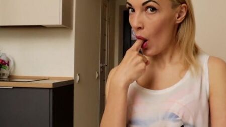 Русский шалун развел зрелую учительницу на долгий минет от первого лица