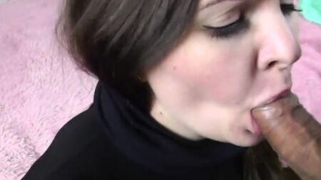 Русский парень отымел в рот воровку и мощно кончил ей на лицо