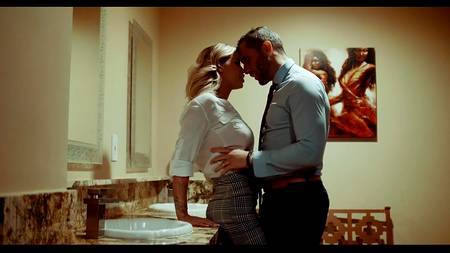 Крепкий самец страстно ебет в уборной сексуальную блондинку Jessa Rhodes