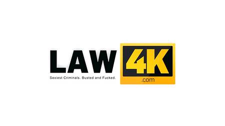 Мускулистые полицейские отодрали на допросе миниатюрную девчонку