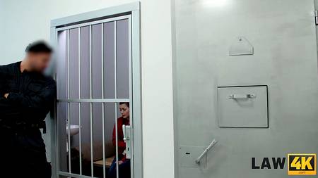 Мускулистые полицейские отодрали на допросе миниатюрную девчонку