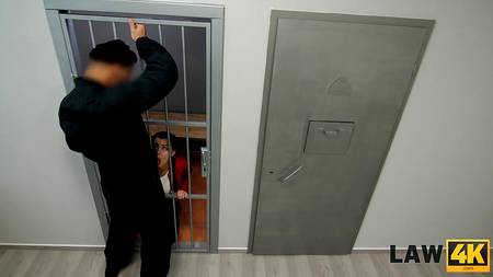 Мускулистые полицейские отодрали на допросе миниатюрную девчонку