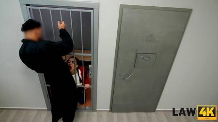 Мускулистые полицейские отодрали на допросе миниатюрную девчонку