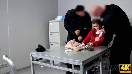 Мускулистые полицейские отодрали на допросе миниатюрную девчонку
