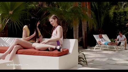 Красивый групповой секс на улице с восхитительными нимфоманками