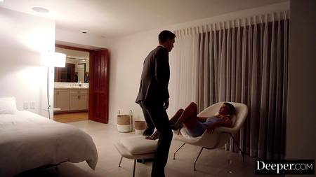 Стройная блондинка отдалась на вечеринке ненасытному мужчине