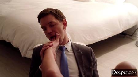 Стройная блондинка отдалась на вечеринке ненасытному мужчине