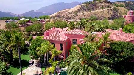 Накаченный негр пялит у бассейна загорелую телку с красивой фигурой