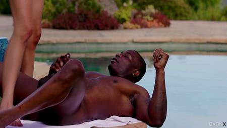 Накаченный негр пялит у бассейна загорелую телку с красивой фигурой