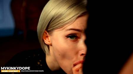 Блондинка с пирсингом на языке сосет хуй балдеющему мужчине