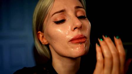 Блондинка с пирсингом на языке сосет хуй балдеющему мужчине