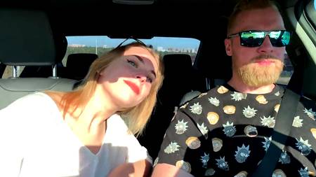 Русский мужик оприходовал в машине возбудившуюся блондинку