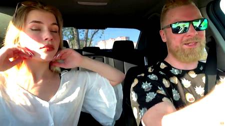 Русский мужик оприходовал в машине возбудившуюся блондинку