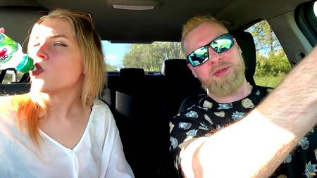 Русский мужик оприходовал в машине возбудившуюся блондинку