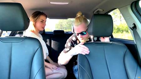 Русский мужик оприходовал в машине возбудившуюся блондинку