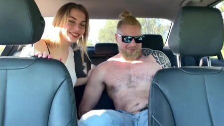 Русский мужик оприходовал в машине возбудившуюся блондинку