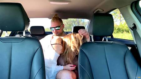 Русский мужик оприходовал в машине возбудившуюся блондинку