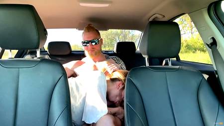 Русский мужик оприходовал в машине возбудившуюся блондинку