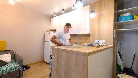 Стройная сучка снимает на телефон как ее ебут сзади большим членом