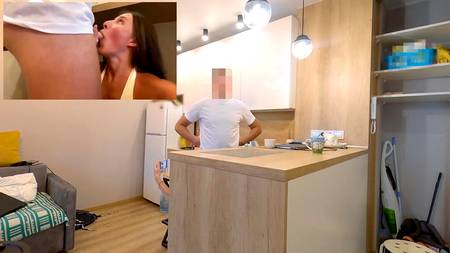 Стройная сучка снимает на телефон как ее ебут сзади большим членом