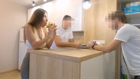 Стройная сучка снимает на телефон как ее ебут сзади большим членом