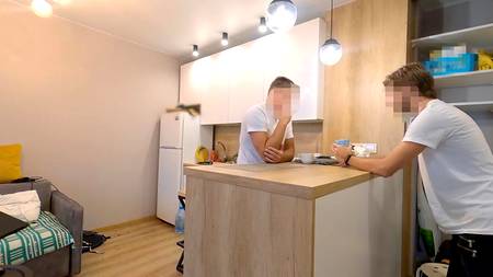 Стройная сучка снимает на телефон как ее ебут сзади большим членом