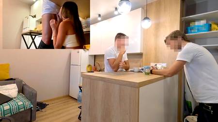 Стройная сучка снимает на телефон как ее ебут сзади большим членом