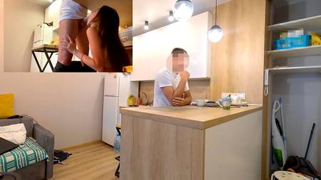 Стройная сучка снимает на телефон как ее ебут сзади большим членом