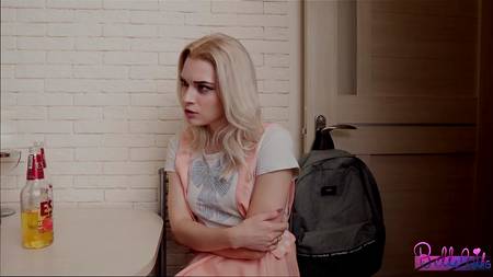 Русский красавчик растягивает узкую задницу стройной блондинке