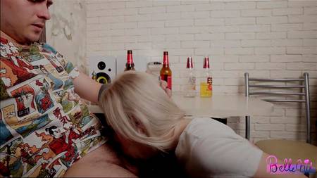 Русский красавчик растягивает узкую задницу стройной блондинке