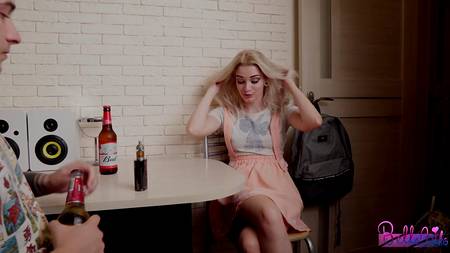 Русский красавчик растягивает узкую задницу стройной блондинке