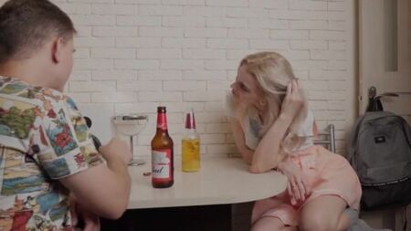 Русский красавчик растягивает узкую задницу стройной блондинке