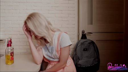 Русский красавчик растягивает узкую задницу стройной блондинке