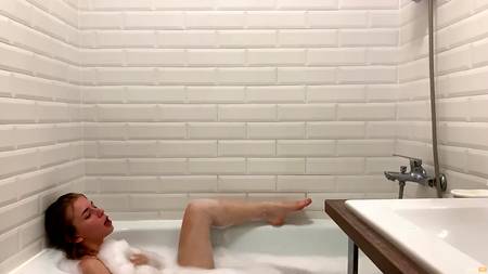 Русский парень трахнул в ванной сестру и мощно кончил ей задницу