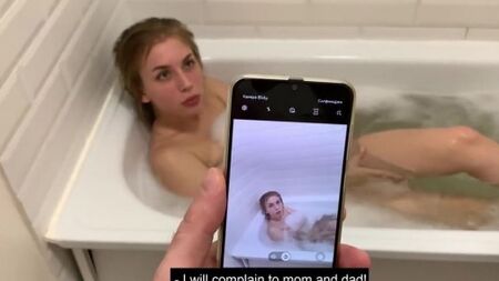 Русский парень трахнул в ванной сестру и мощно кончил ей задницу