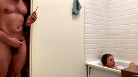Русский парень трахнул в ванной сестру и мощно кончил ей задницу